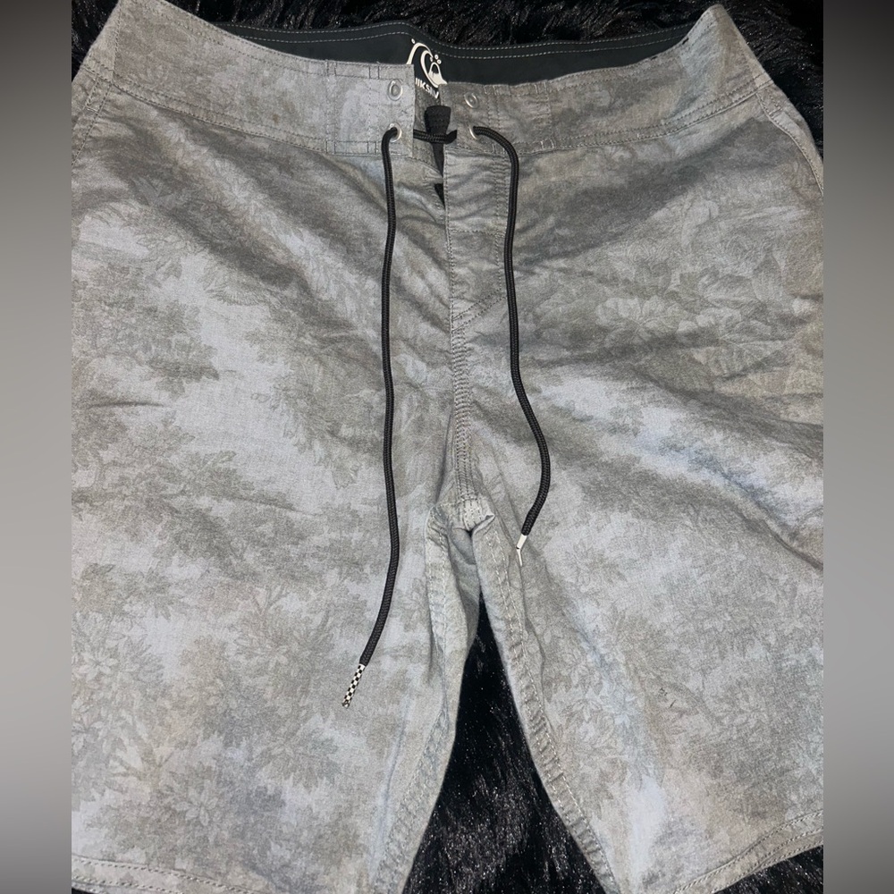 Men's Gray Quiksilver Shorts size 32